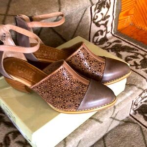 New in box l’artiste shoes